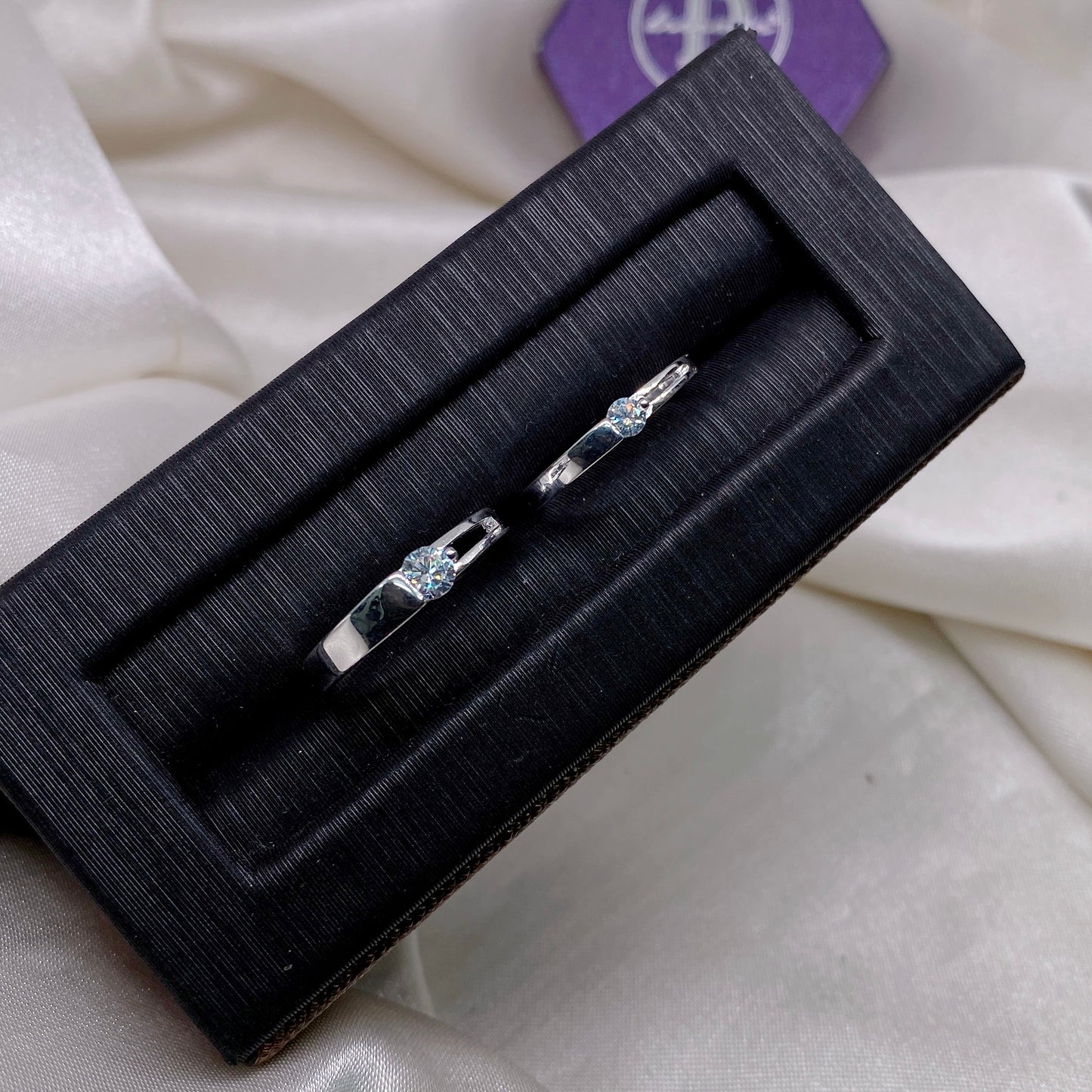 Nhẫn Đôi 1 Viên Đá 1/2 Bản Trơn 1/2 Bản 2 Line - Couple Rings N004