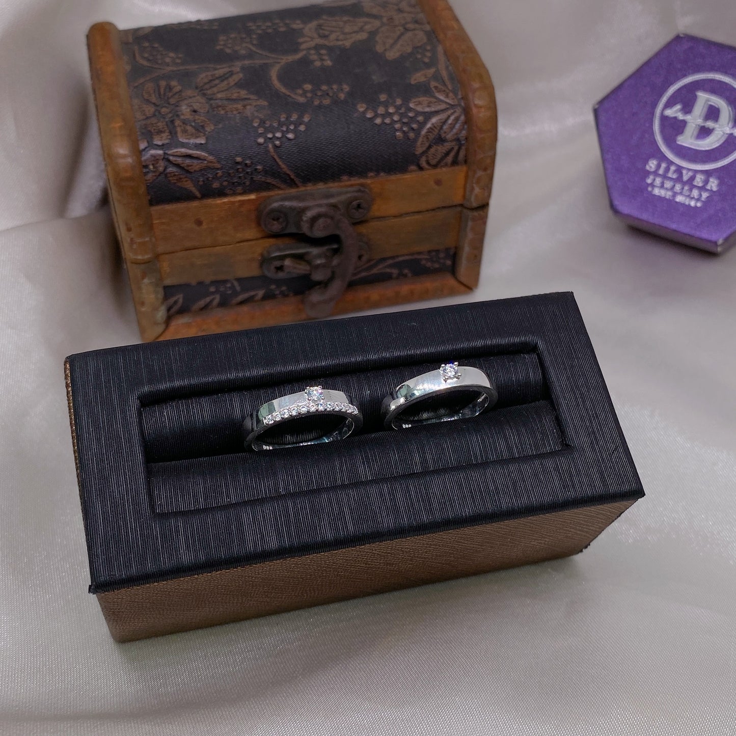 Nhẫn Đôi 1 Viên Đá & 1 Line Đá 1/2 - Couple Rings
2238NH
