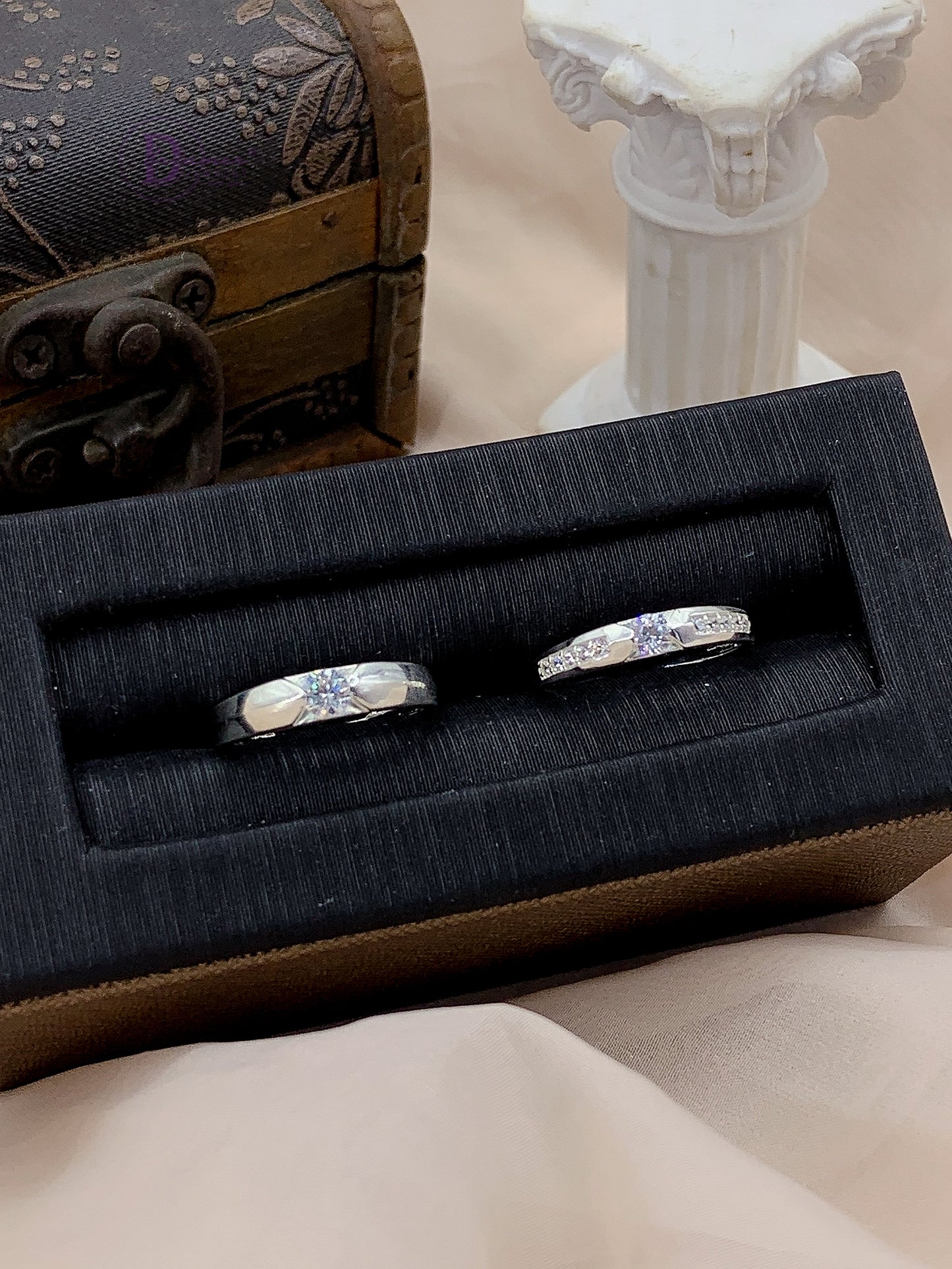 Nhẫn Cặp Nam Bản Trơn Nơ 1 Viên Đá/Nữ Bản Nơ Đính Đá - Sterling Silver Couple Rings 2729NH