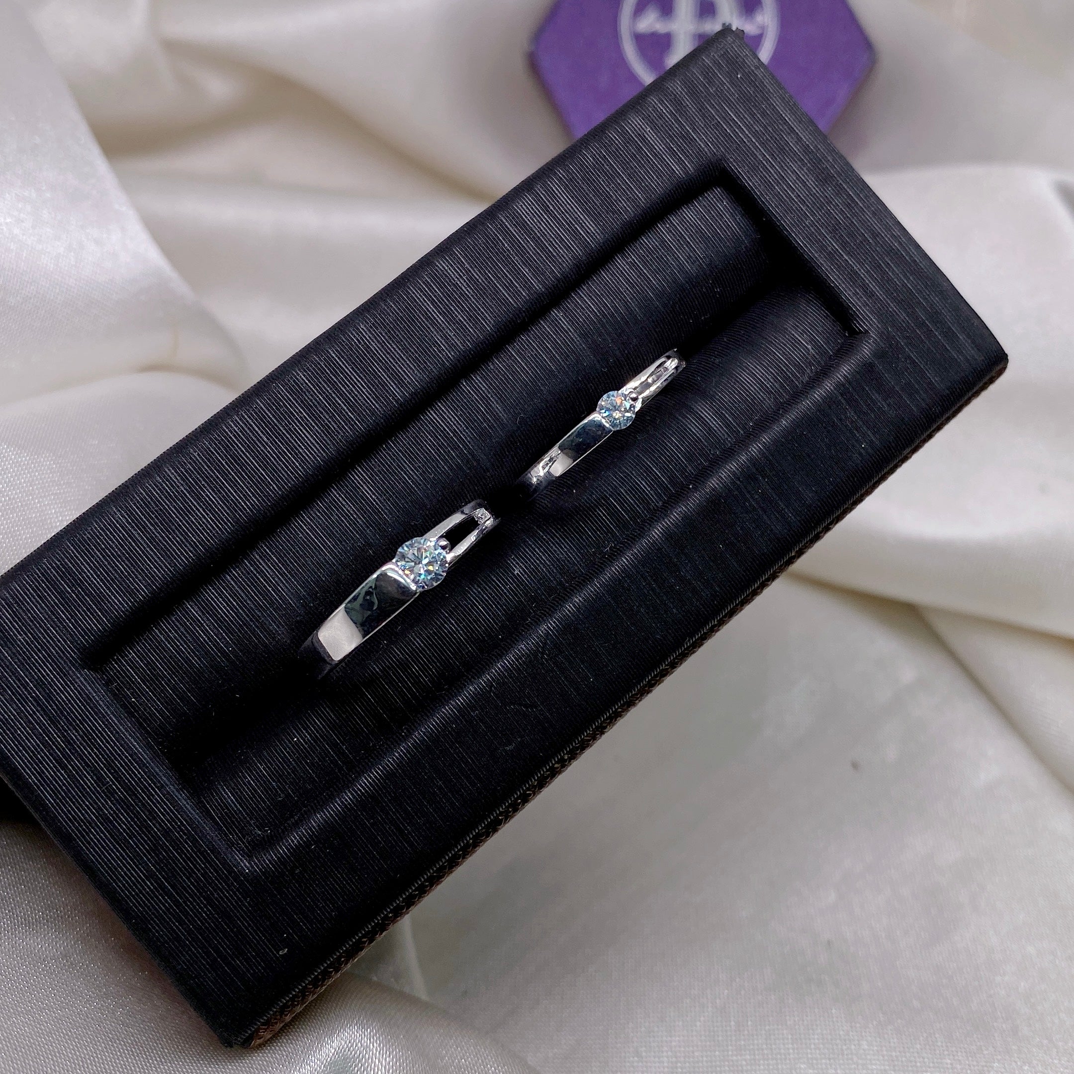 Nhẫn Đôi 1 Viên Đá 1/2 Bản Trơn 1/2 Bản 2 Line - Couple Rings N004