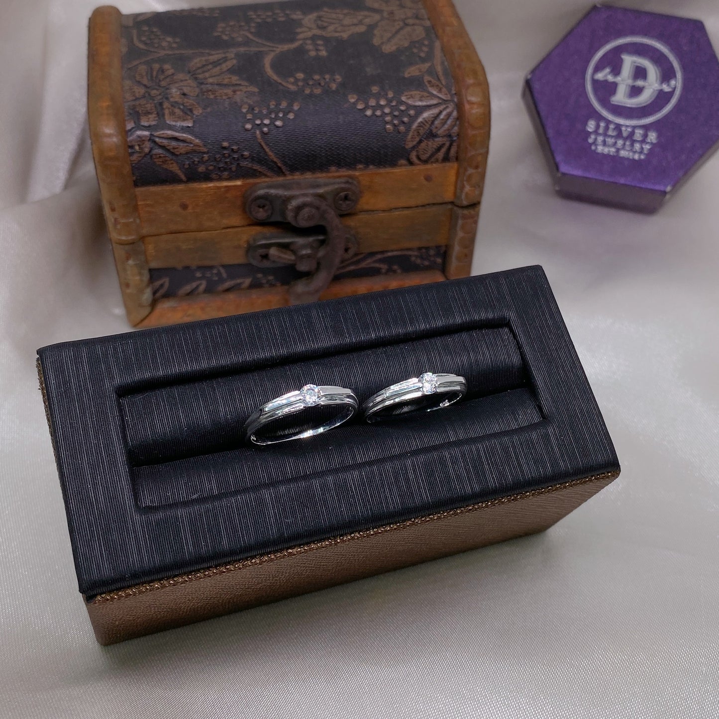 Nhẫn Đôi 1 Viên Đá Bản Trơn 1 Line Giữa - Couple Rings N005