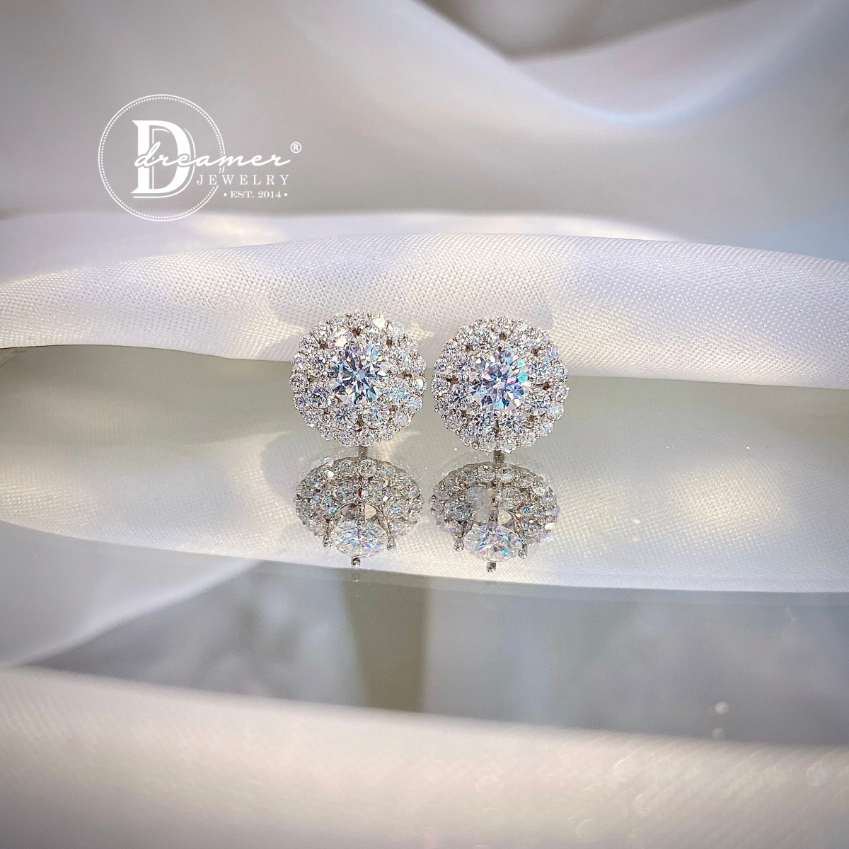 Bông Tai Bạc 950 Đá Moissanite 5li Halo Button Viền Đá Tấm - Circle Halo Moissanite Premium Silver Earrings (MBT020)