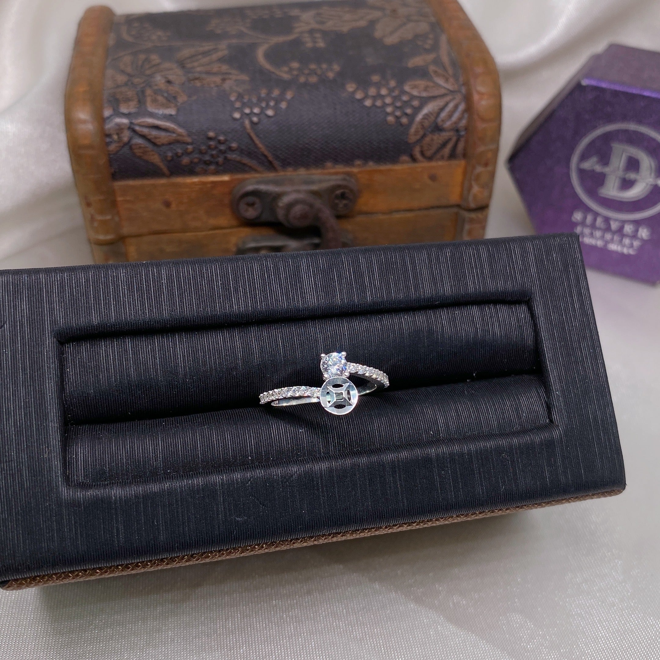 Nhẫn Kim Tiền - Line Đá Chéo 1 Đồng Tiền Móc Máy & 1 Viên Đá CZ - Silver Ring 2267NH