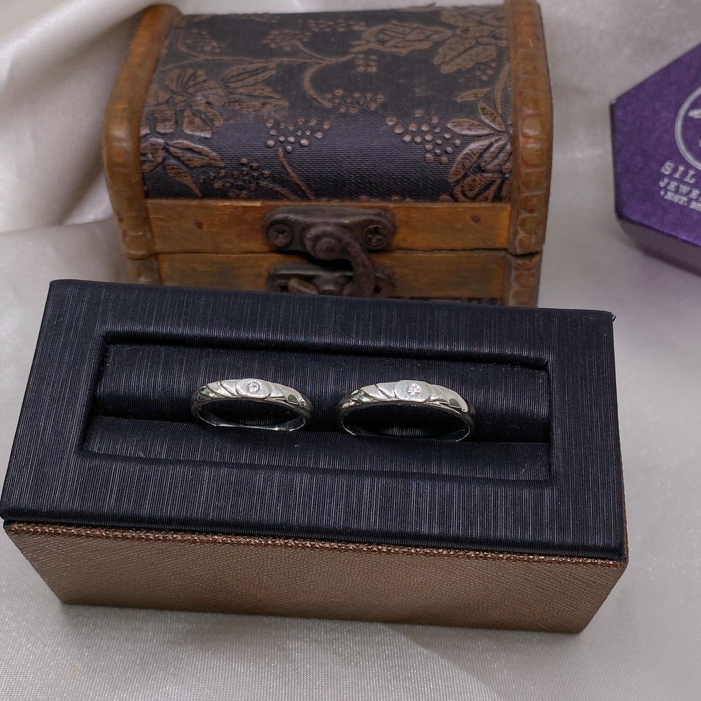 Nhẫn Đôi Only You - Kiểu Mo Tròn Sọc Chéo & 1 Viên Đá CZ - Couple Rings 2411NH