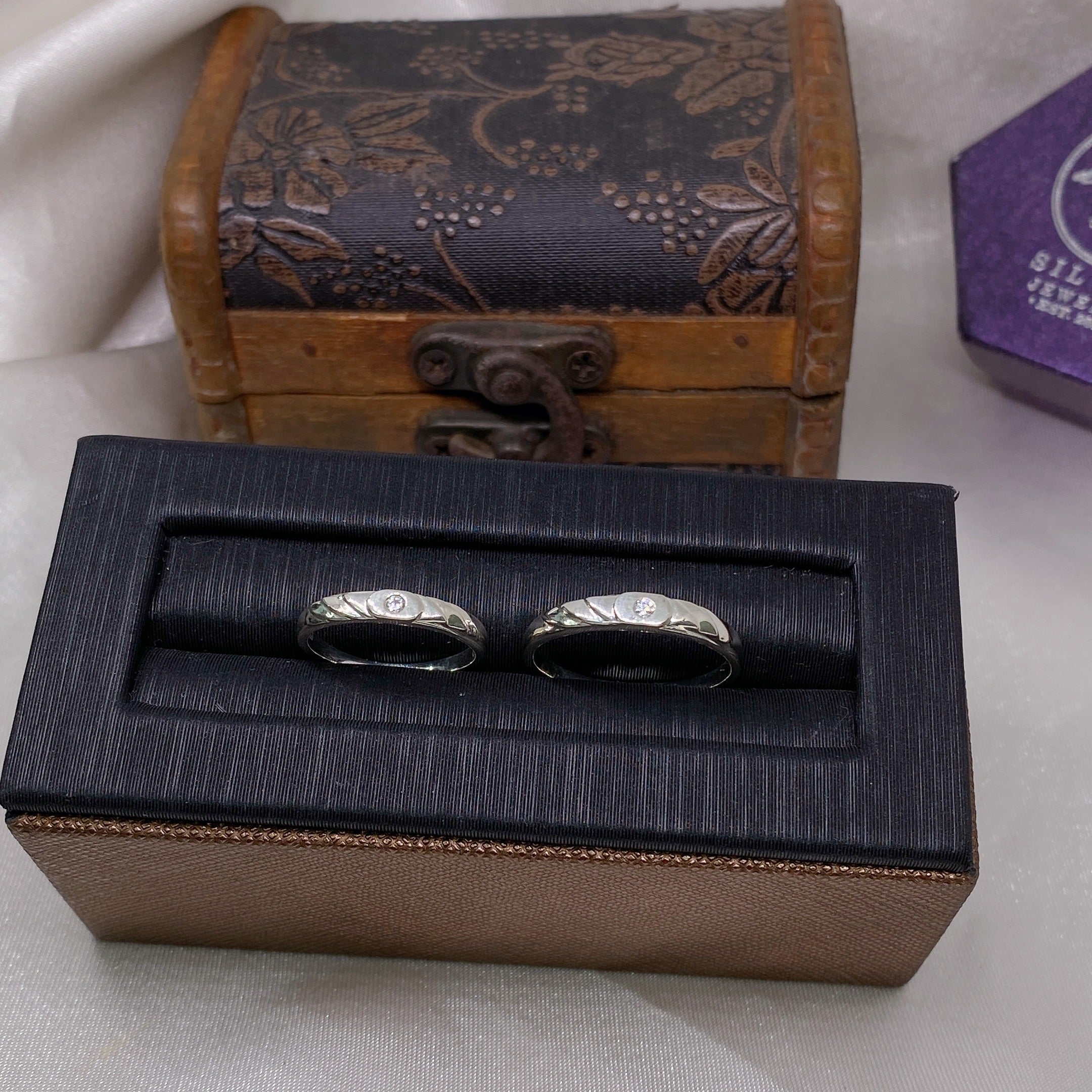 Nhẫn Đôi Only You - Kiểu Mo Tròn Sọc Chéo & 1 Viên Đá CZ - Couple Rings 2411NH