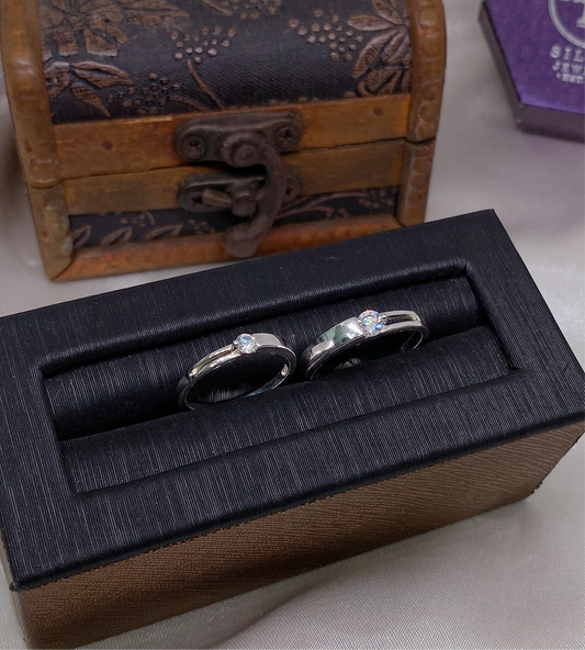 Nhẫn Đôi 1 Viên Đá 1/2 Bản Trơn 1/2 Bản 2 Line - Couple Rings N004