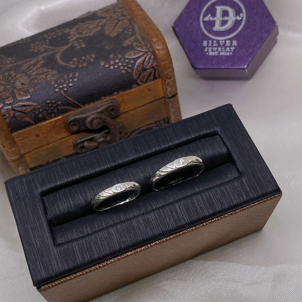 Nhẫn Đôi Only You - Kiểu Mo Tròn Sọc Chéo & 1 Viên Đá CZ - Couple Rings 2411NH