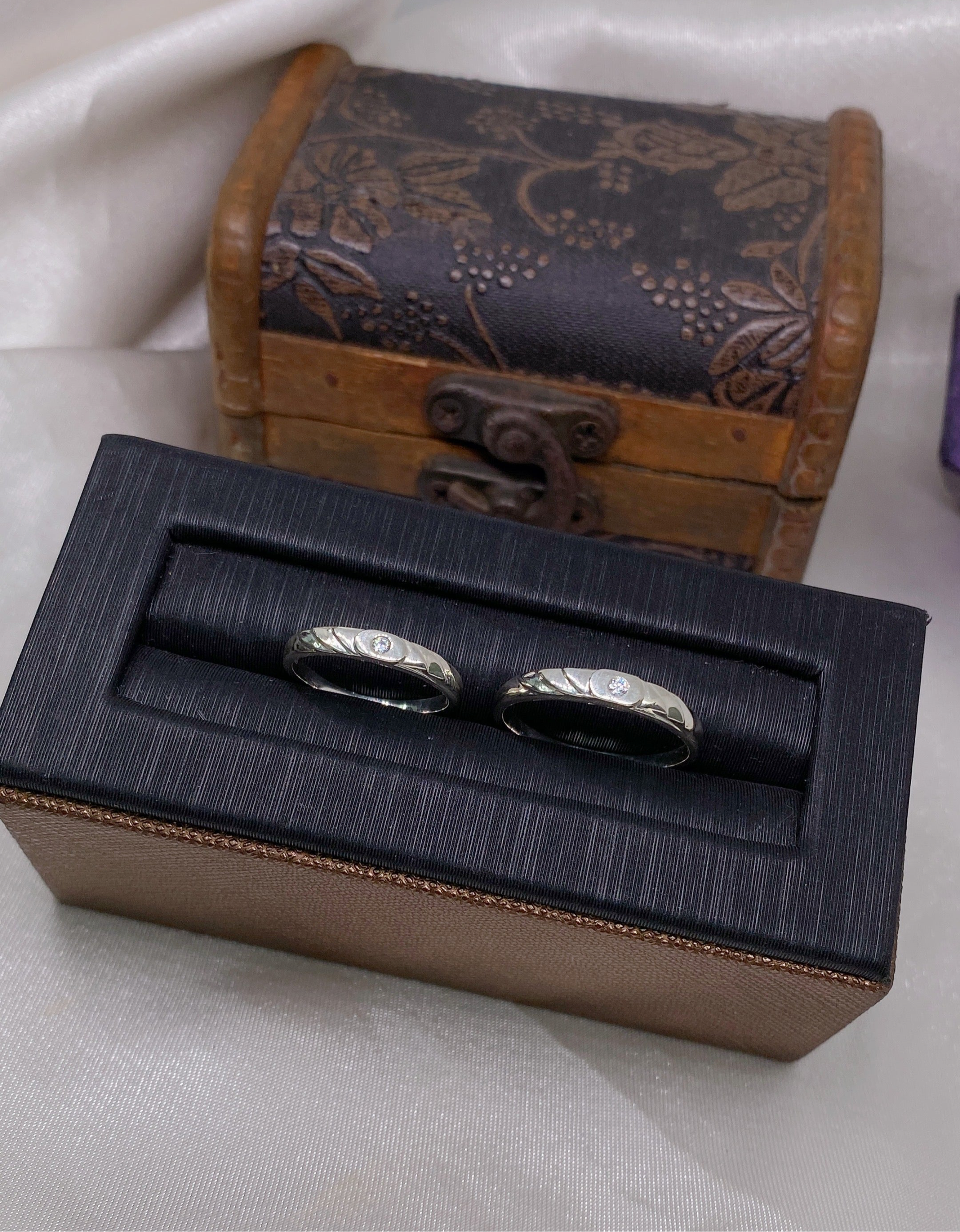 Nhẫn Đôi Only You - Kiểu Mo Tròn Sọc Chéo & 1 Viên Đá CZ - Couple Rings 2411NH