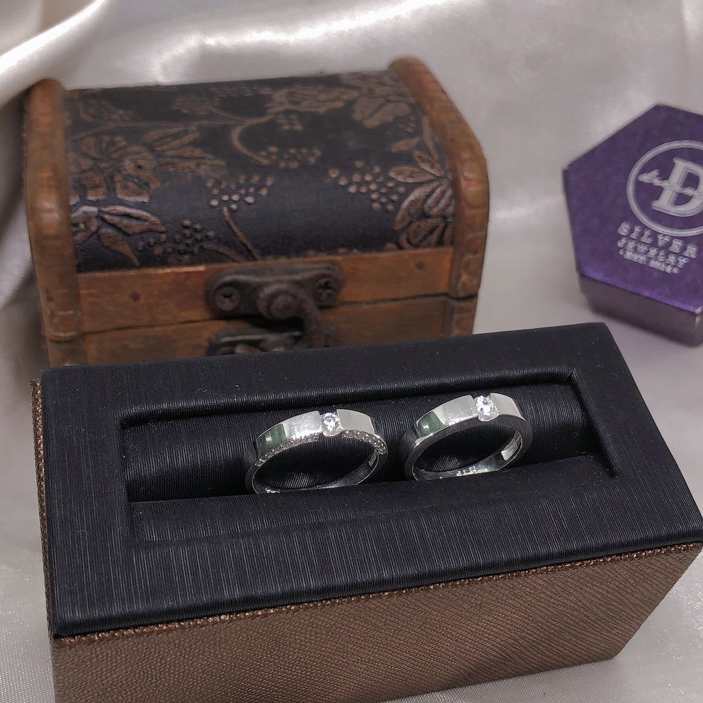 Nhẫn Đôi Bản Vuông 1 Viên Đá CZ - Nữ Bản Đính Đá/Nam Bản Trơn - Couple Rings 2389NH