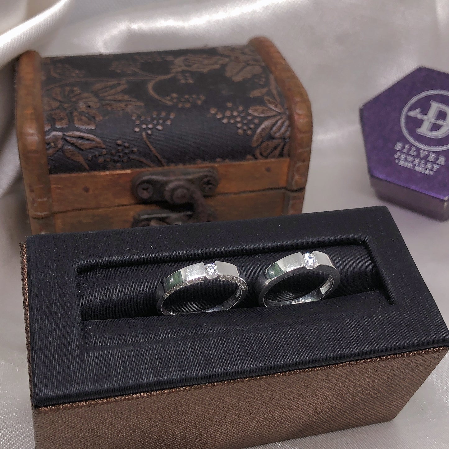 Nhẫn Đôi Bản Vuông 1 Viên Đá CZ - Nữ Bản Đính Đá/Nam Bản Trơn - Couple Rings 2389NH