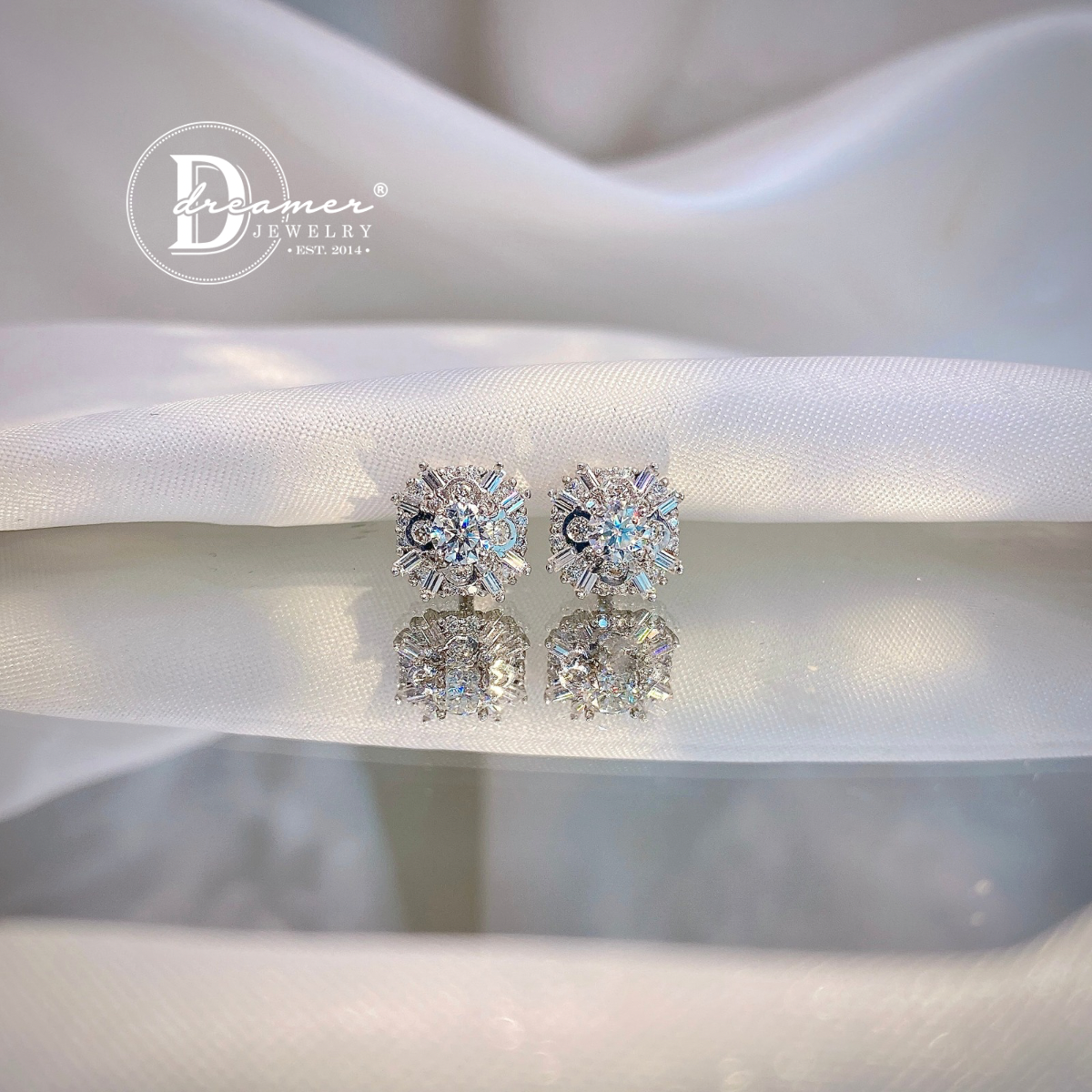 Bông Tai Bạc 950 Đá Moissanite Viên Chủ 4li Kiểu Hoa Đính Baguette - Square Flower Moissanite Earrings (MBT026)