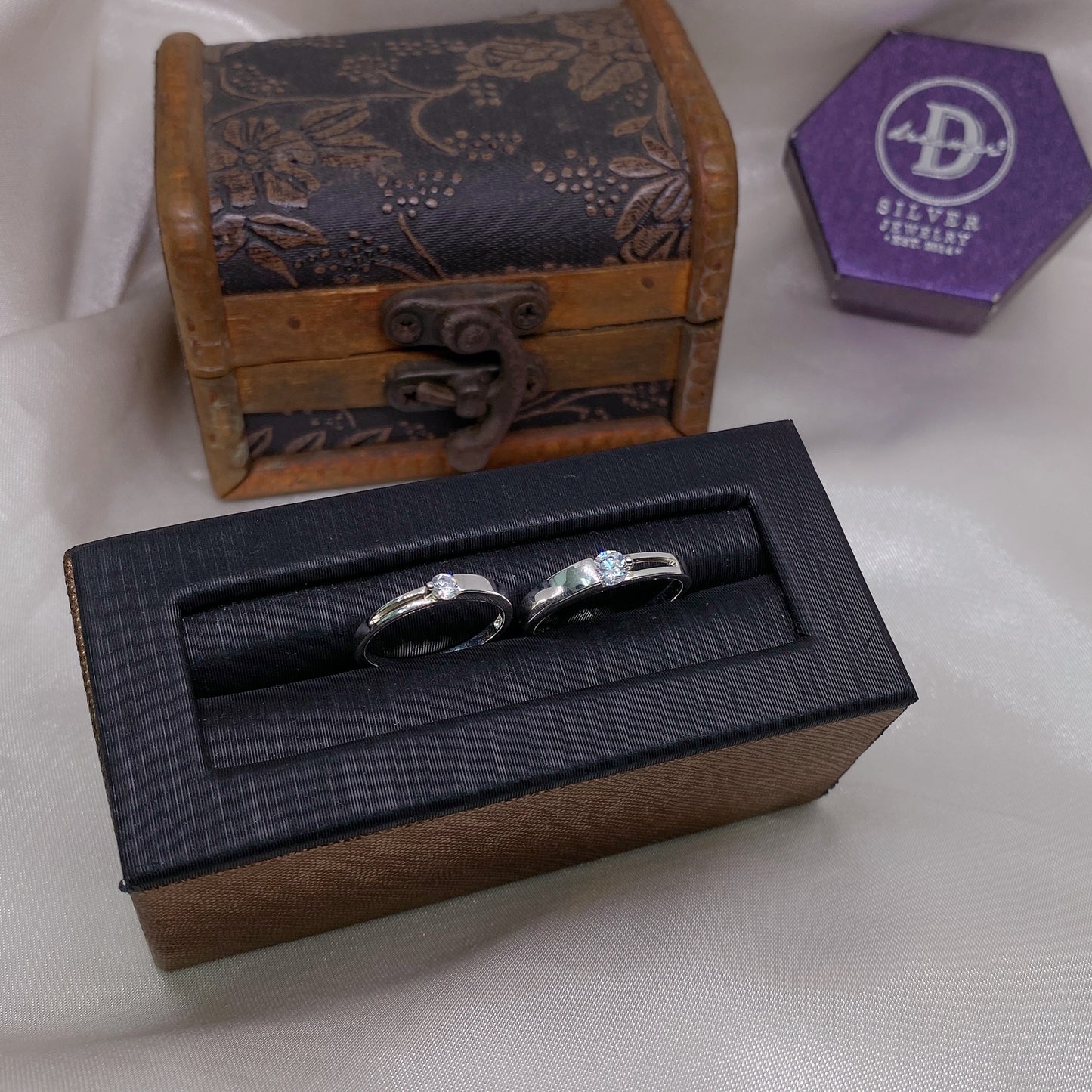 Nhẫn Đôi 1 Viên Đá 1/2 Bản Trơn 1/2 Bản 2 Line - Couple Rings N004