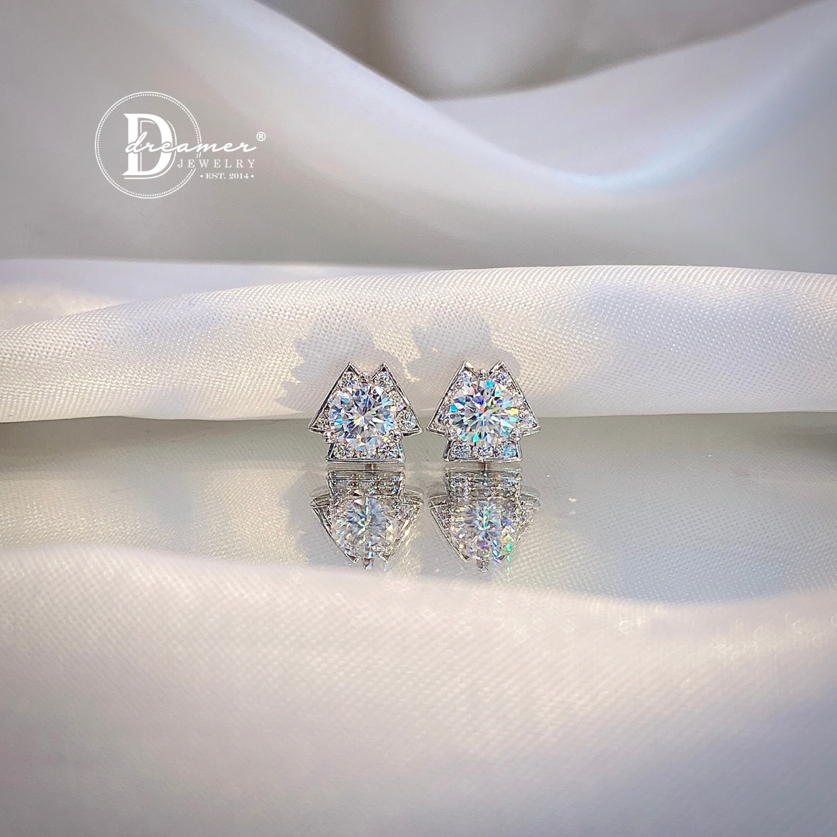 Bông Tai Bạc 950 Hoa Cánh Tam Giác Đá Moissanite Viên Chủ 5.4li - Flower Moissanite Silver Earrings (MBT041)
