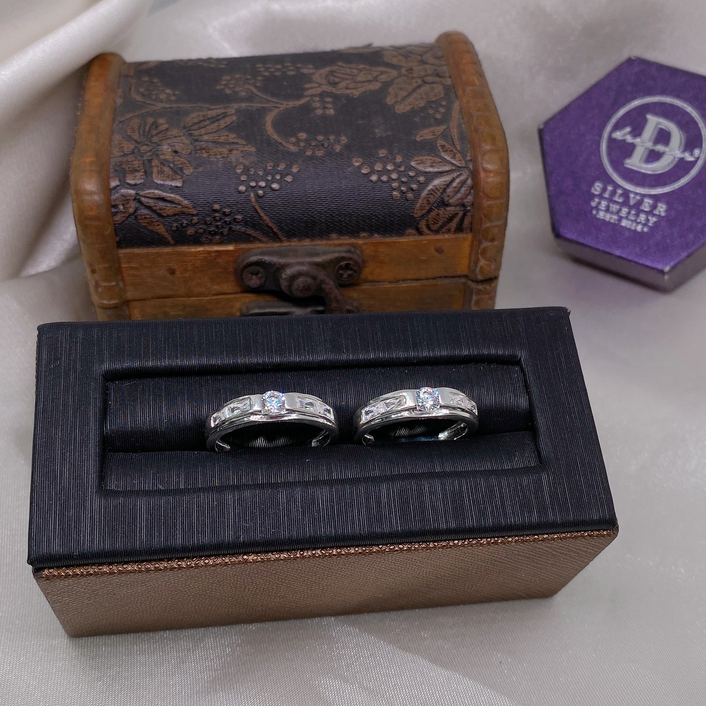 Nhẫn Đôi Bản 2 Đá Baguette & Đá Chủ Tròn - Couple Rings N008