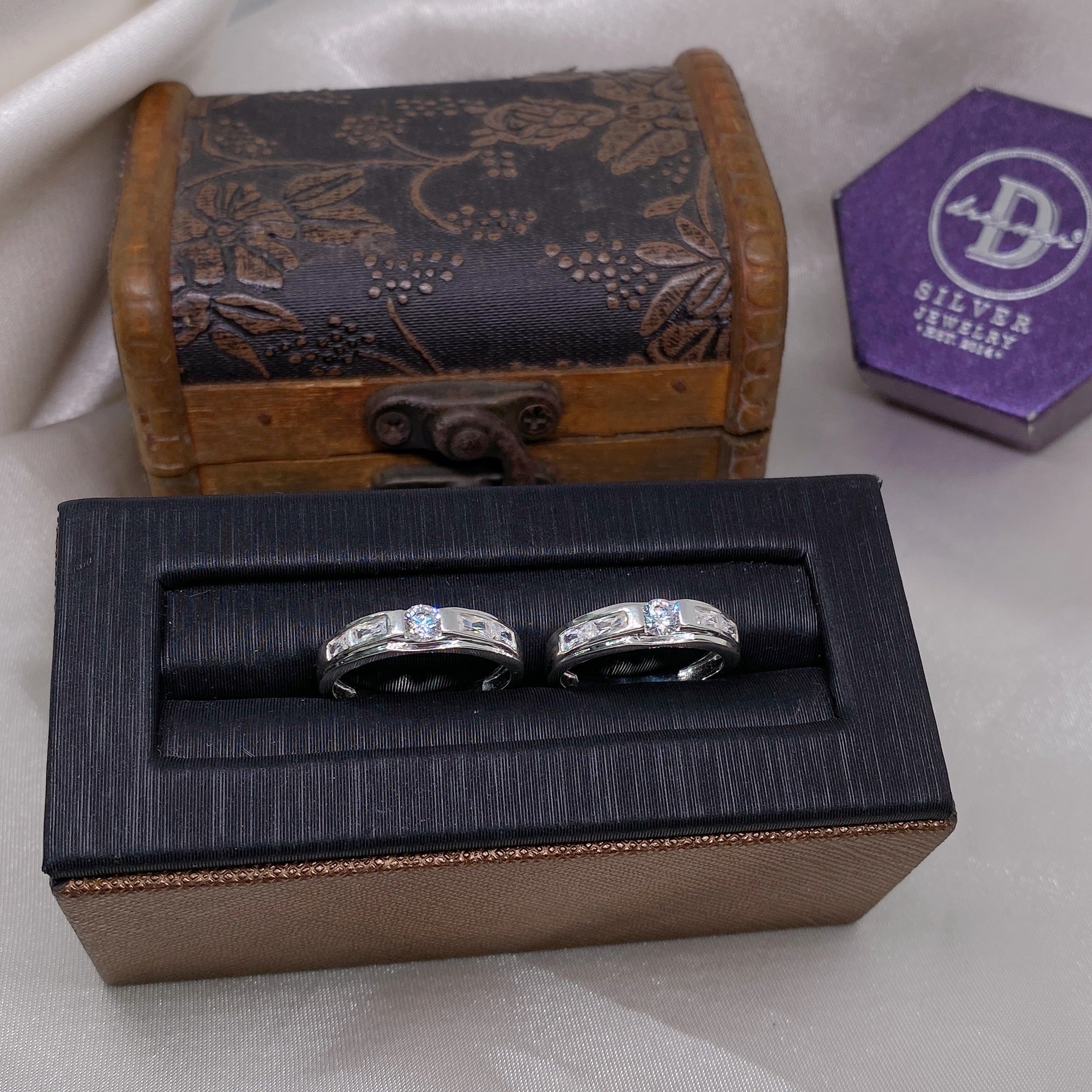 Nhẫn Đôi Bản 2 Đá Baguette & Đá Chủ Tròn - Couple Rings N008