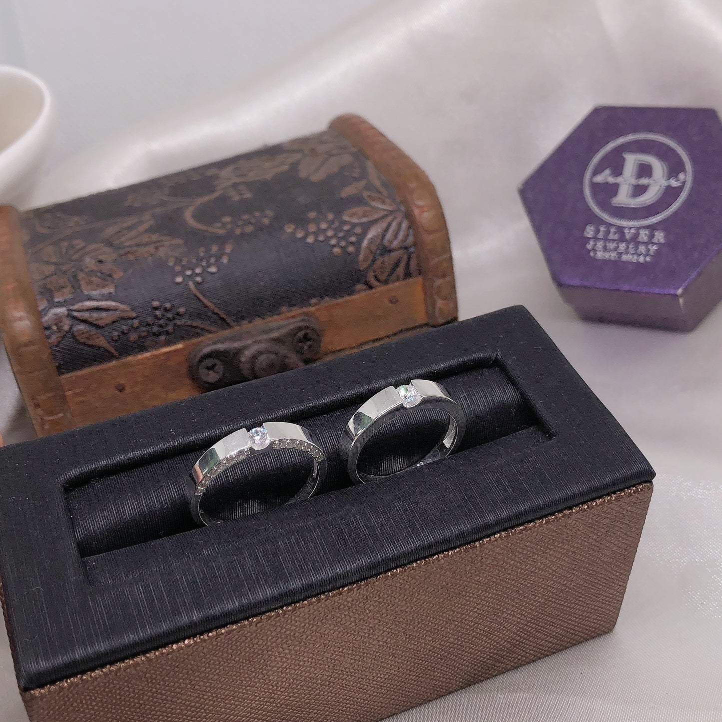 Nhẫn Đôi Bản Vuông 1 Viên Đá CZ - Nữ Bản Đính Đá/Nam Bản Trơn - Couple Rings 2389NH