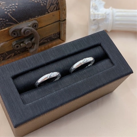 Nhẫn Couple - Bản Bo Tròn Line Chéo 1 Viên Đá - Couple Rings 2772NH