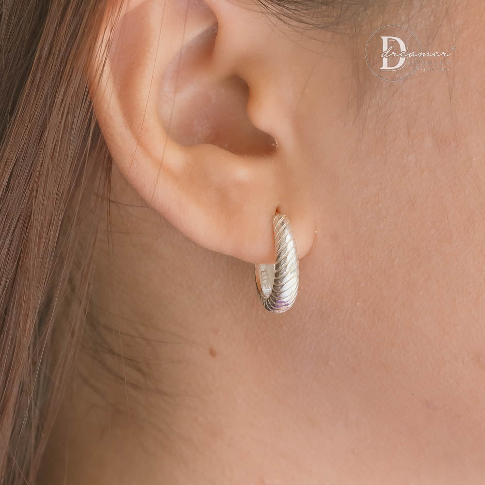 Bông Tai Bạc 925 Dáng Tròn Khía Gân Croissant Ribbed Huggie Hoops