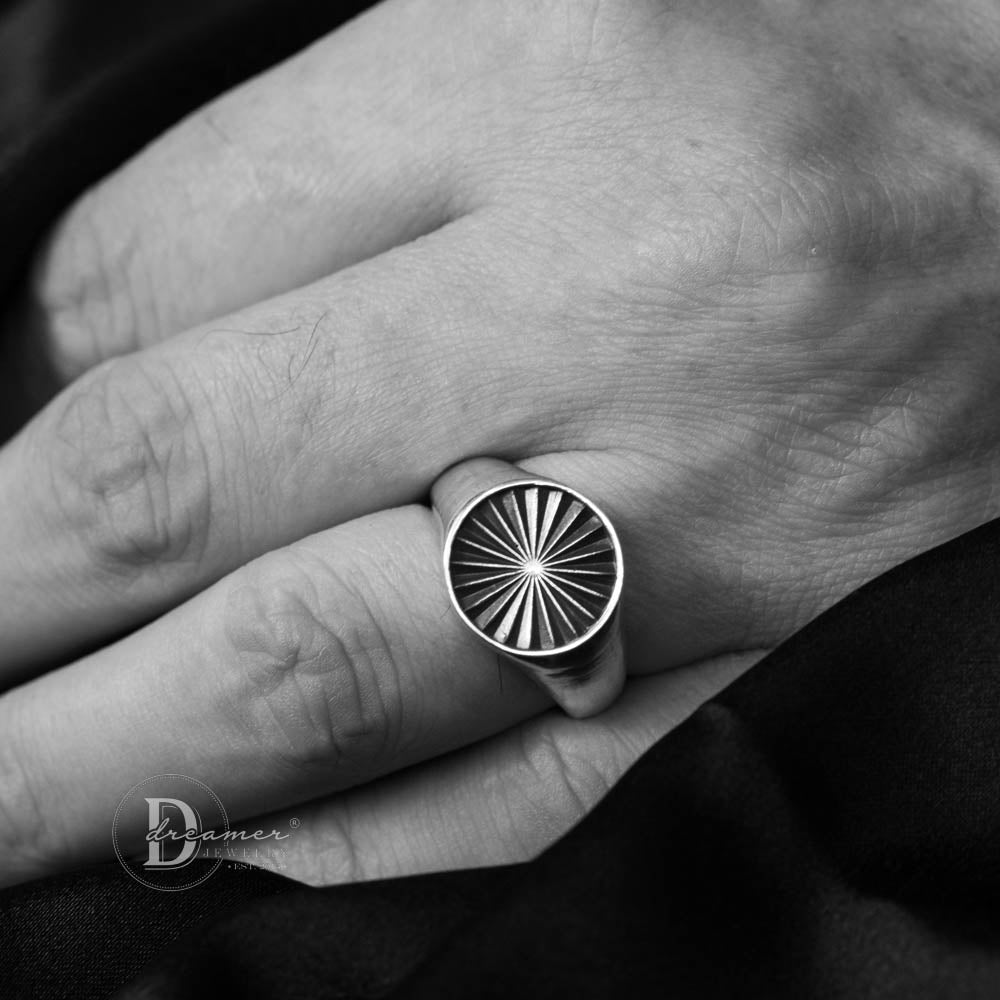 Nhẫn Signet Ring Bạc 925 Họa Tiết Tia Mặt Trời Sunlight (Mặt Tròn 13mm)