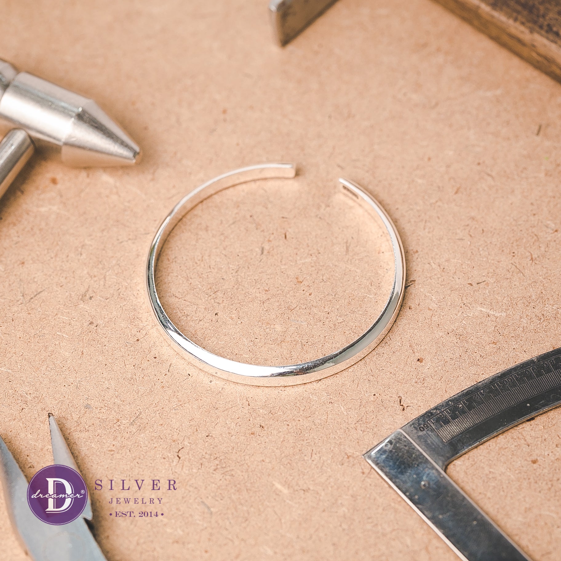 Kiềng Cuff Bạc 950 Vát Cạnh Love Life – Khắc Chữ Theo Yêu Cầu