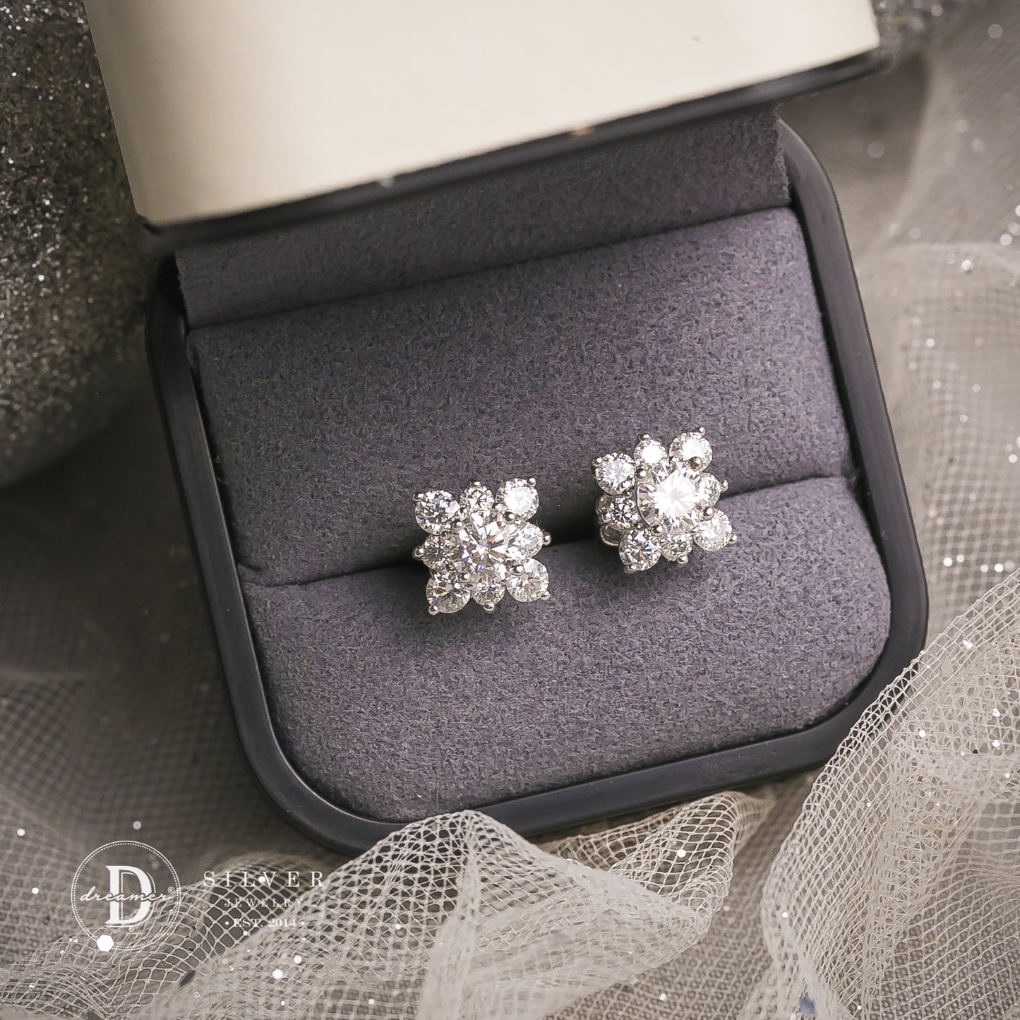 Bông Tai Bạc 950 Đá Moissanite Viên Chủ 5li Kiểu Hoa Vuông - Square Flower Moissanite Earrings