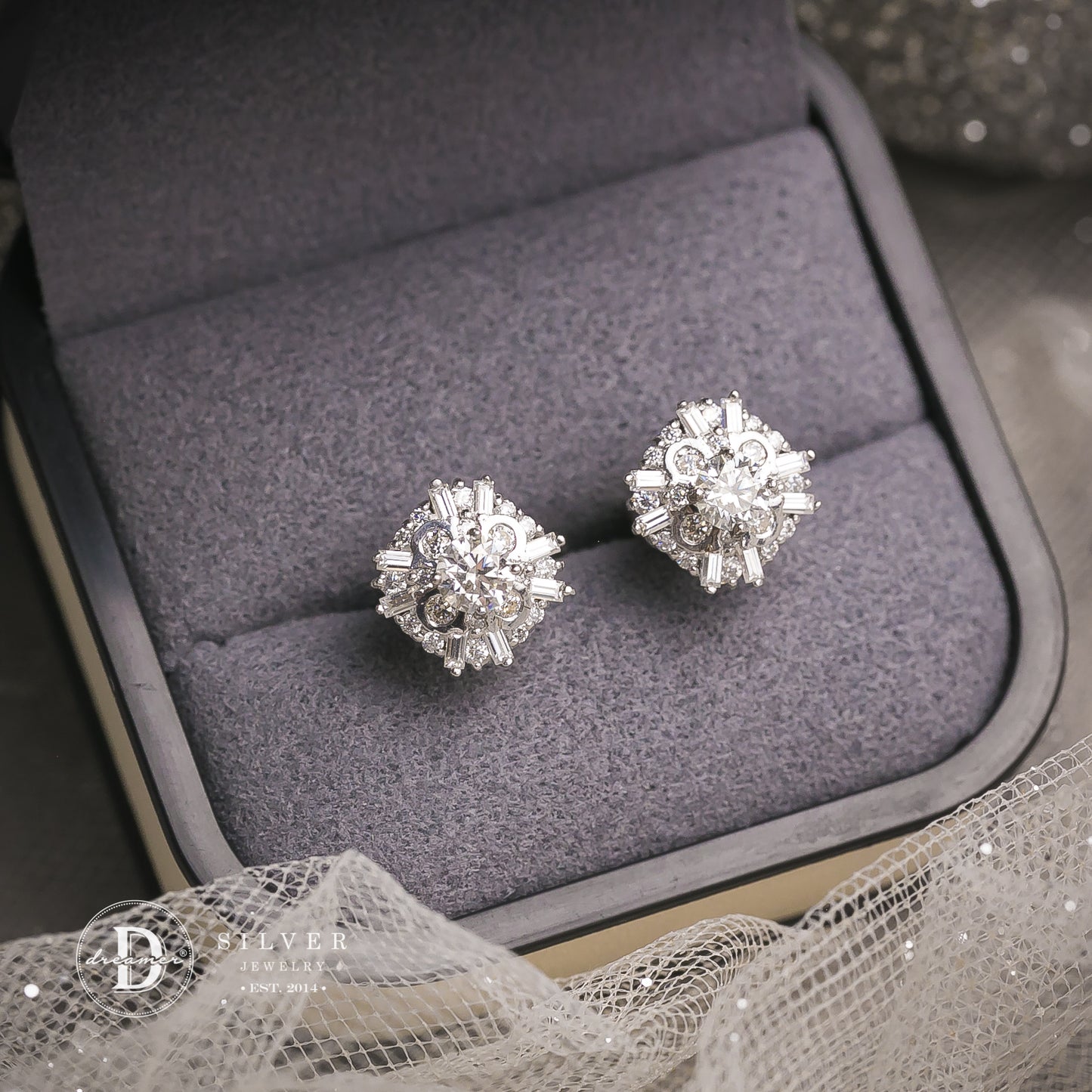 Bông Tai Bạc 950 Đá Moissanite Viên Chủ 4li Kiểu Hoa Đính Baguette - Square Flower Moissanite Earrings