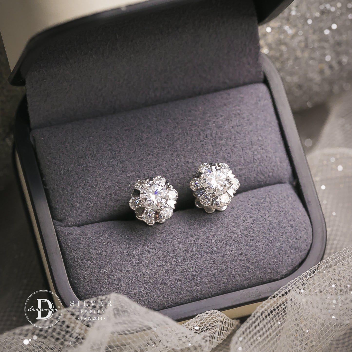 Bông Tai Bạc 950 Đá Moissanite Kiểu Hoa 6 Viên Đá Moi Chấu Trái Tim Đá Chủ 5li - Heart Flower Moissanite Premium Silver Earrings