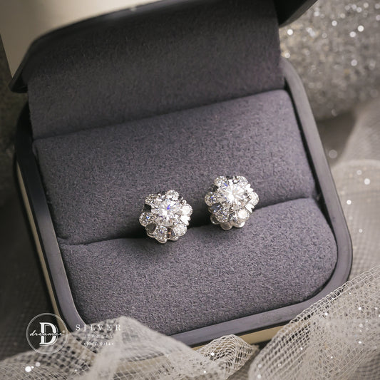 Bông Tai Bạc 950 Đá Moissanite Kiểu Hoa 6 Viên Đá Moi Chấu Trái Tim Đá Chủ 5li - Heart Flower Moissanite Premium Silver Earrings